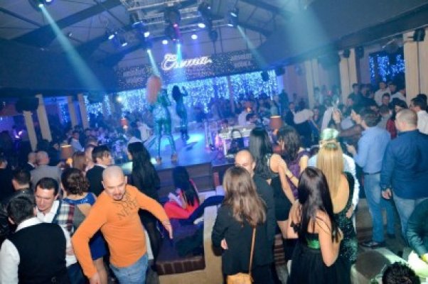 Distracţie în Crema Summer Club din Mamaia: Revelion cu puştime, poliţişti de la Rutieră şi o mireasă din Nigeria
